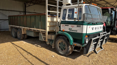 009 1982 Volvo T724 560000km Grain and Rock Body Stock Crate.