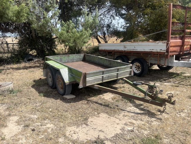 17 Tandem trailer 8 x 5 Reg YEG 977