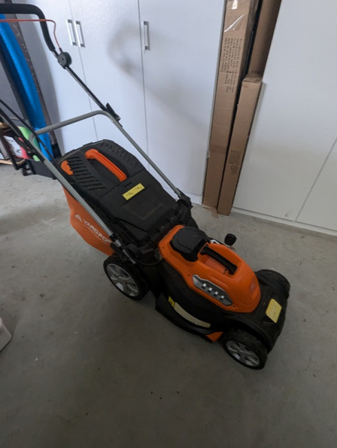 24b Yardforce lawn mower