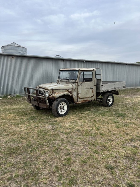 52 Landcruiser old paddock Unreg 1